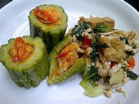 Langkah pertama tumis bumbu yang dihaluskan dengan sedikit minyak sampai harum. Resep Pare Isi Kelapa Urap Spesial - YouTube