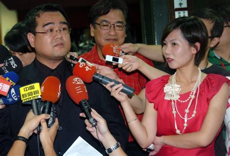 Create an account log in. 總統府發言人情牽女主播 縣市長選舉燃愛火 - 自由娛樂