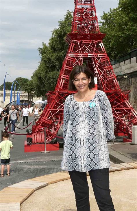 Открыть страницу «anne hidalgo» на facebook. Anne Hidalgo "se baña" en la playa de París ...