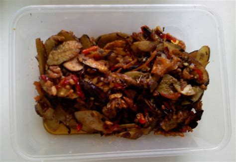 Setelah bumbu jadi bisa langsung digunakan untuk membuat kare dengan cara, tuang potongan sayuran untuk kare, beri air secukupnya ke dalam panci lalu aduk rata dan tunggu. Inilah Dini ...: Tumis sepi (jengkol)