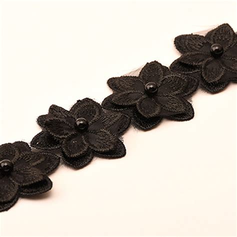 Die braut trug ein weißes hochzeitskleid. 1 Yard Blume Spitzenborte Perlenband Gestrickte Kante ...