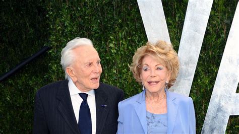 Kirk douglas — кёрк д а́ глас ; 102. Geburtstag: Michael Douglas gratuliert Stiefmutter ...