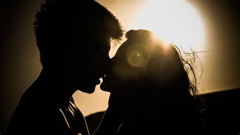 2560x1440 Romantic Couple Kiss 4k 1440p Resolution Hd 4k Wallpapersimagesbackgroundsphotos