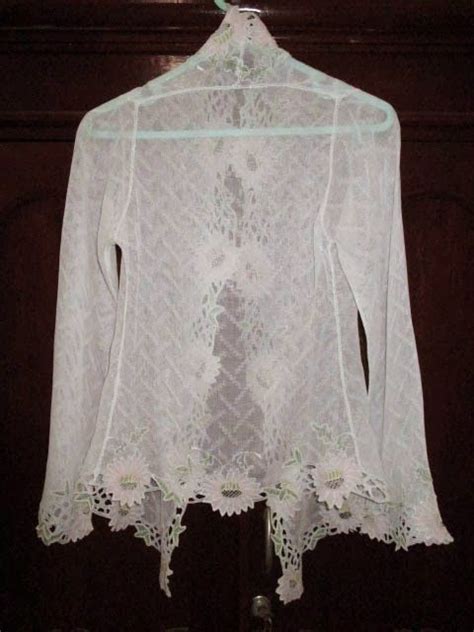 Sederhana namun kesannya rapi dan elegan. Antique Peranakan 土生华人文物: Kebaya Encim Bordir Bunga Krisan ...