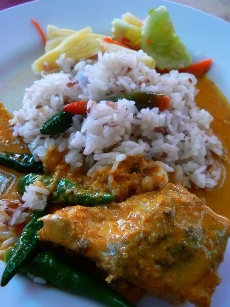 Hidangan yang berasal dari negeri pantai timur ini agak unik kerana ia tidak dimasak seperti nasi biasa. Terengganu: ~~Makanan Terengganu~~