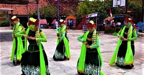 Selain itu, tari jaipong juga berfungsi sebagai tari penyambut tamu karena tari ini sering digunakan pemerintah jawa barat untuk menyambut tamu kebesaran dari dalam dan luar negeri. Tari Jaipong Berasal Dari Daerah Jawa Barat - Ilmusiana