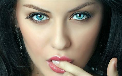 обои лицо женщины модель портрет длинные волосы голубые глаза
