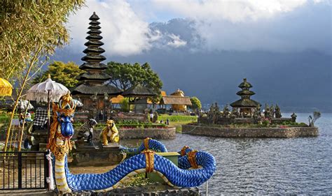 This is in beautiful central Bali, small town called Bedugul, a Hindu temple called Ulun Danu 