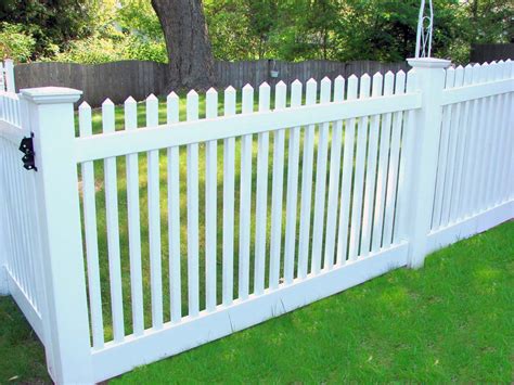 There's something unique about this traditional fencing type that makes it so versatile and clean looking. PVC Fence - Backyard Fence Company