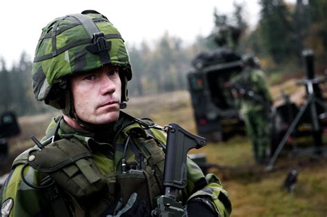Enligt rikspolischefen anders thornberg ska försvarsmakten och flera andra myndigheter stötta polisen i samband med gränskontrollerna, vilket svenska dagbladet var först med att rapportera om. Granatkastargruppchef - Försvarsmakten
