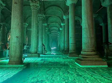 Cisterna basílica uno de los lugares emblemáticos de estambul con luces verdes estambul