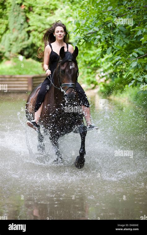 Junge Frau Trägt Eine Kleid Ohne Sattel Auf Dem Pferd Sitzen Und Reiten Durch Wasser Bei Einem