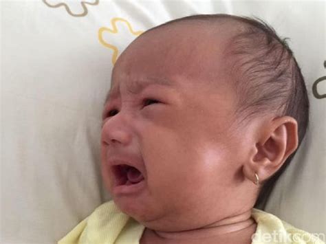 Bayi menangis ketika malam hari. Mengenal Arsenic Hour, Saat Bayi Sering Menangis di Malam Hari