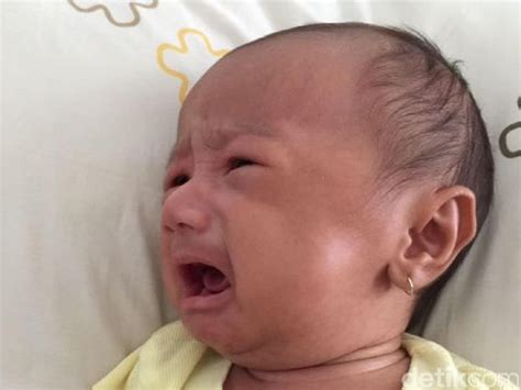 Pastikan rumah dan halamannya sangat terang dengan lampu ketika malam hari saat sobat memiliki bayi. Mengenal Arsenic Hour, Saat Bayi Sering Menangis di Malam Hari