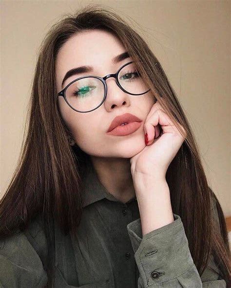 Pin By ~•katelyn•~ On Pretty Girls Girls With Glasses Selfie Poses