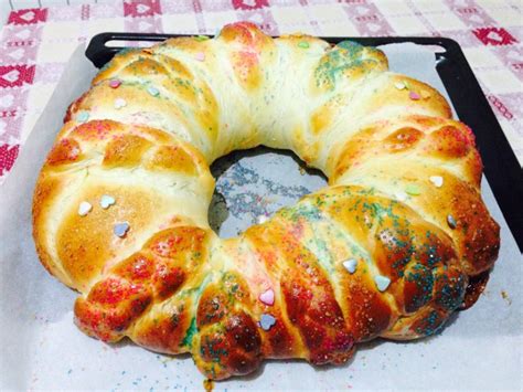 In un contenitore sbattere bene il tuorlo e l'uovo. CORONA DI PAN BRIOCHE CON MARMELLATA | In cucina con Frollina