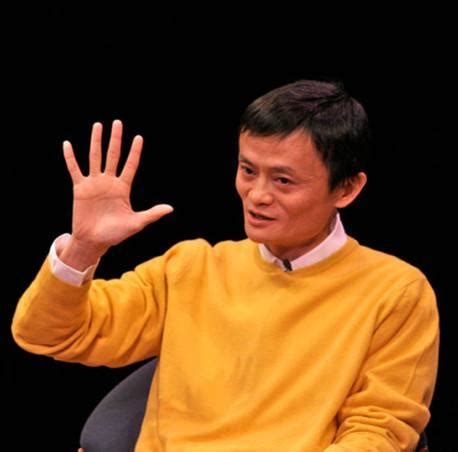报名 to sign up to enter one's name to apply to register to enroll to enlist 把自己的名字报告给主管的人或机关、团体等，表示愿意参加某种活动或组织：他带头报名上山下. 馬雲預言5年後手機將消失？ - 每日頭條
