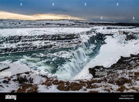Island Wasserfall Winter Fotos Und Bildmaterial In Hoher Auflösung Alamy