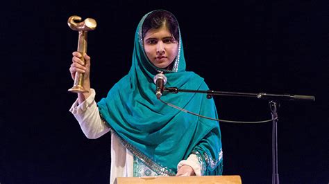 Malala maiwand saldırıya uğradığı sırada arabasıyla işe gidiyordu. Pakistani schoolgirl shot by Taliban receives human rights ...