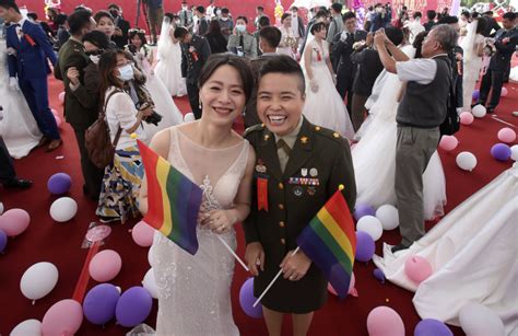 Taiwans Military Welcomes First Two Same Sex Couples To Marry In Mass Wedding Vietnam Times