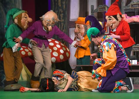 Review Snow White And The Seven Dwarfs Grand Opera House York Charleshutchpress