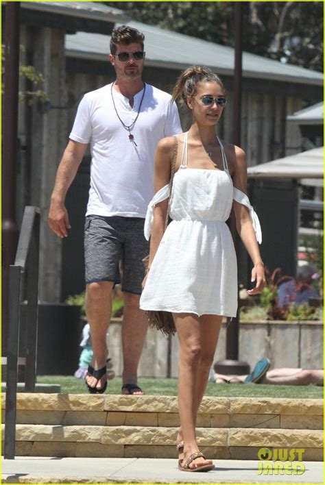 Photo Robin Thicke And Girlfriend April Love Geary Cant Keep Their Hands Off Each Other 04