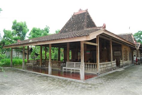 Bagian dinding rumah adat jawa timur menggunakan kayu keras seperti kayu jati. Joglo - Indonesian Cultures