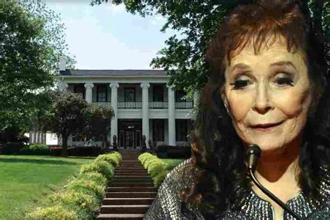 Loretta Lynns Haunted Home Country Singer Recalls Paranormal Experiences Paranormallt