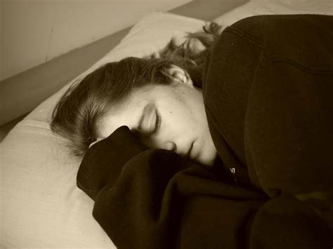 Dampak Tidur Tengkurap Bagi Punggung dan Leher
