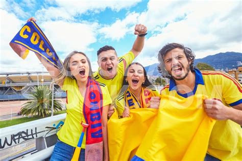 Regional Stock Hinchas Gritando Gol De Colombia Fuera Del Estadio