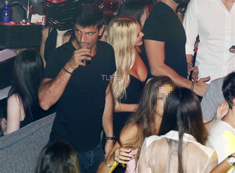 Η βίκυ κάβουρα απαντά στον νίκο κοκλώνη: Βίκυ Κάβουρα: Είναι αχώριστη με τον νέο της σύντροφο!