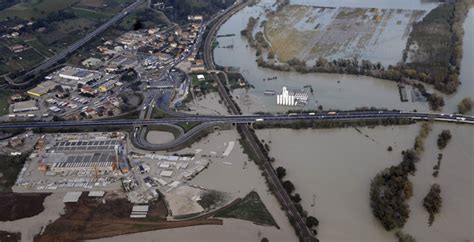 Oltre interventi della polizia locale di roma capitale per disagi legati al forte vento e agli intensi temporali che hanno. Maltempo, ora è il Tevere a fare paura. Un morto a ...