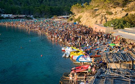 If there is an island in the mediterranean, which is like a melting pot of culture, it is undoubtedly the island of ibiza. Meca das festas, Ibiza, na Espanha, é ideal para viajar ...