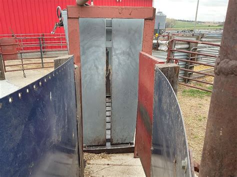 Silencer Ranch Hydraulic Squeeze Chute Bigiron Auctions