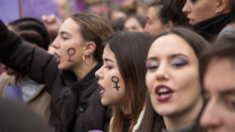 Why So Many Young Women Dont Call Themselves Feminist Bbc News