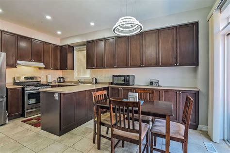 Family owned and operated, cabinet outlet depot stems from over 40 years of experience in the cabinet industry. 103 Relton Circ, Vales Of Castlemore, Brampton | Move Smartly