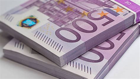 Was die abschaffung der banknote für sie bedeutet, erfahren sie bei ihrer raiffeisenbank. 500 Euro Scheine In Der Hand : Männliche Hand vier 500 ...