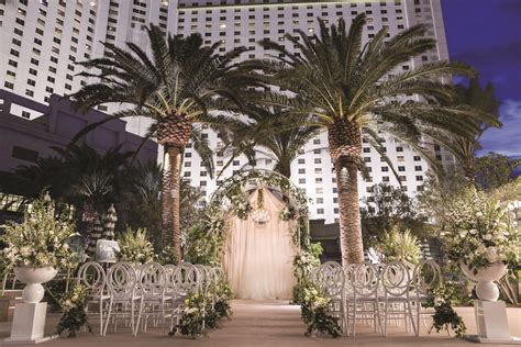 this outdoor las vegas wedding venue at park mgm is what dreams are made of park mgm l… las