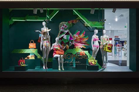 Classic themed garden will be downloaded onto your device, displaying a progress. Debenhams summer window display | Diseño de vitrina ...