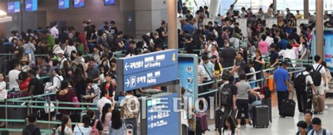Jul 14, 2021 · 앞서 엔씨는 선수 3명이 코로나19 양성 반응을 보였고, 역학 조사 결과 선수단 내 자가격리 대상자가 60%를 넘겨 정규리그 중단의 원인을 제공했다. 포토 여행객들로 인산인해 이루는 인천공항 - 이투데이