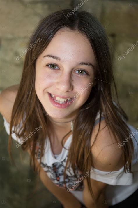 Bastante Joven Chica Adolescente Fotografía De Stock © Oceanprod 79286536 Depositphotos