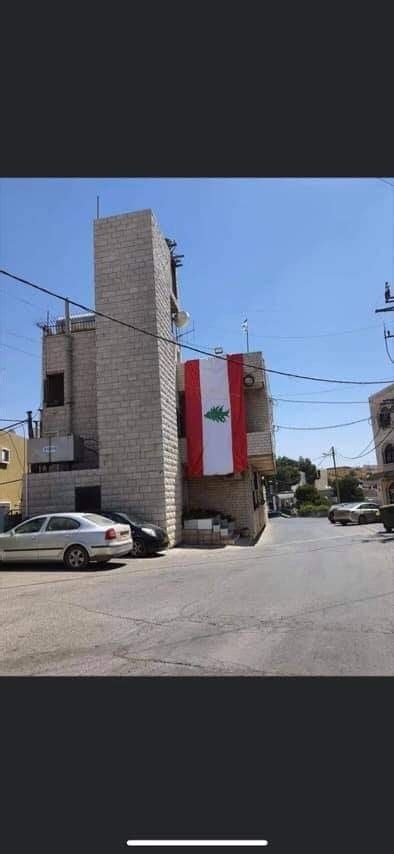 כחול ולבן כצבעי דגל המדינה, אדום וירוק בתווך שבמרכז מזכירים את צבעי דגל לבנון, אדום בשוליים מסמל את דם ההרוגים. הנפת דגל מדינת אוייב בישראל - לגיטימי ? דעתו של דרוזי ...