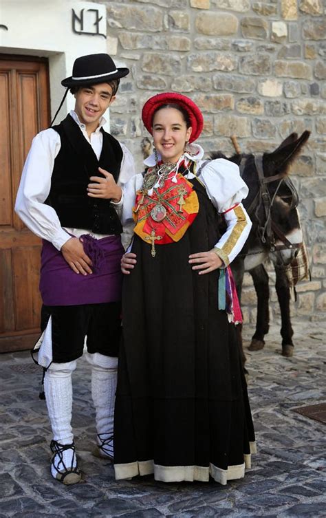 In portuguese wedding traditions it is traditionally expected for the couple to move into their new house on the night of their wedding, and. FolkCostume&Embroidery: Costume of the Anso valley, Aragon ...