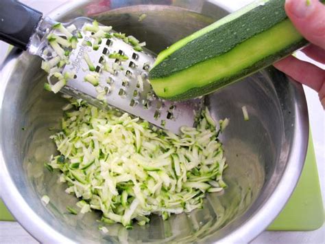 Los tallarines de calabacín son una guarnición ideal para cenas o para acompañar carnes, pescados o salsas contundentes. Pastel de calabacín y queso feta: receta fácil paso a paso