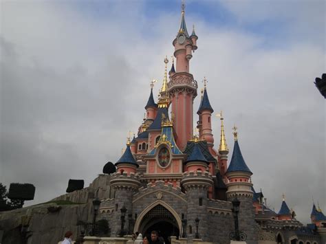 Minecraft maps / 3d art. Bild "Schloss" zu Disneyland Resort Paris / Euro Disney in ...