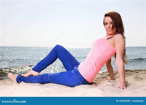 Mulher Feliz Nova Que Encontra Se Na Praia Foto De Stock Imagem De