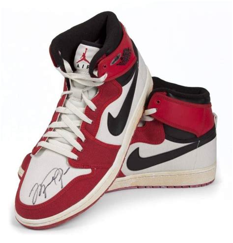 Michael Jordan Signed Nike Air Jordan 1 Retro Shoe Current Price 650
