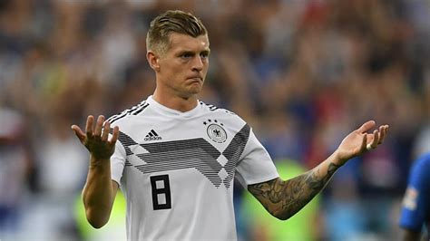 اغلق توني كروس موسمه الاول بشكل رائع مع ريال مدريد و هو لاعب خط الوسط بلا منازع و ذلك بالادوار الدفاعية و بناء الهجمات التي يقوم بها معا ، و قد شارك توني كروس مع النادي الملكي. كروس: ألمانيا ليست من ضمن المرشحين المفضلين للفوز بلقب ...