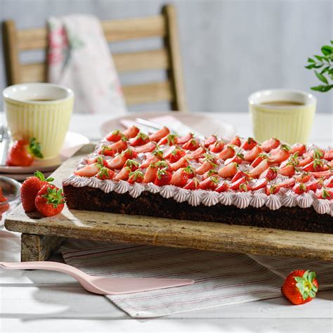 Hier klicken und gleich nachbacken. Erdbeer-Schoko-Kuchen - Rezept von Backen.de