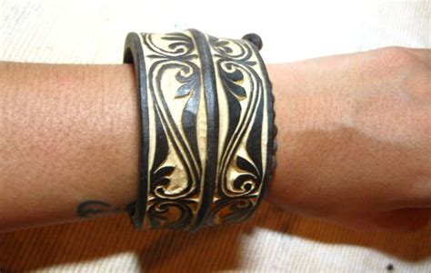 flat bracelet made of Palawan cowrie shell: fotografía de Kaingud Arts